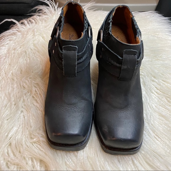 SIXTYSEVEN black square toe heeled ankle boots - Picture 3 of 10